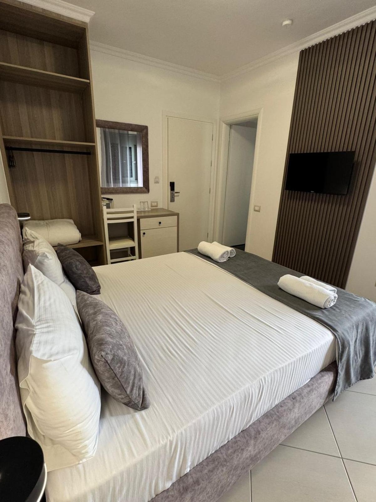 Hotel Abedini Sarandë エクステリア 写真